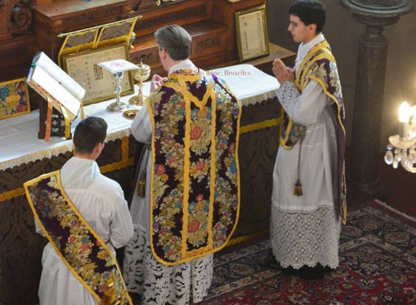 An example of subdeacon in folded chasuble, and deacon in broad-stole